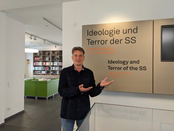 Führung in der Erinnerungs- und Gedenkstätte in Deutscher Gebärdensprache